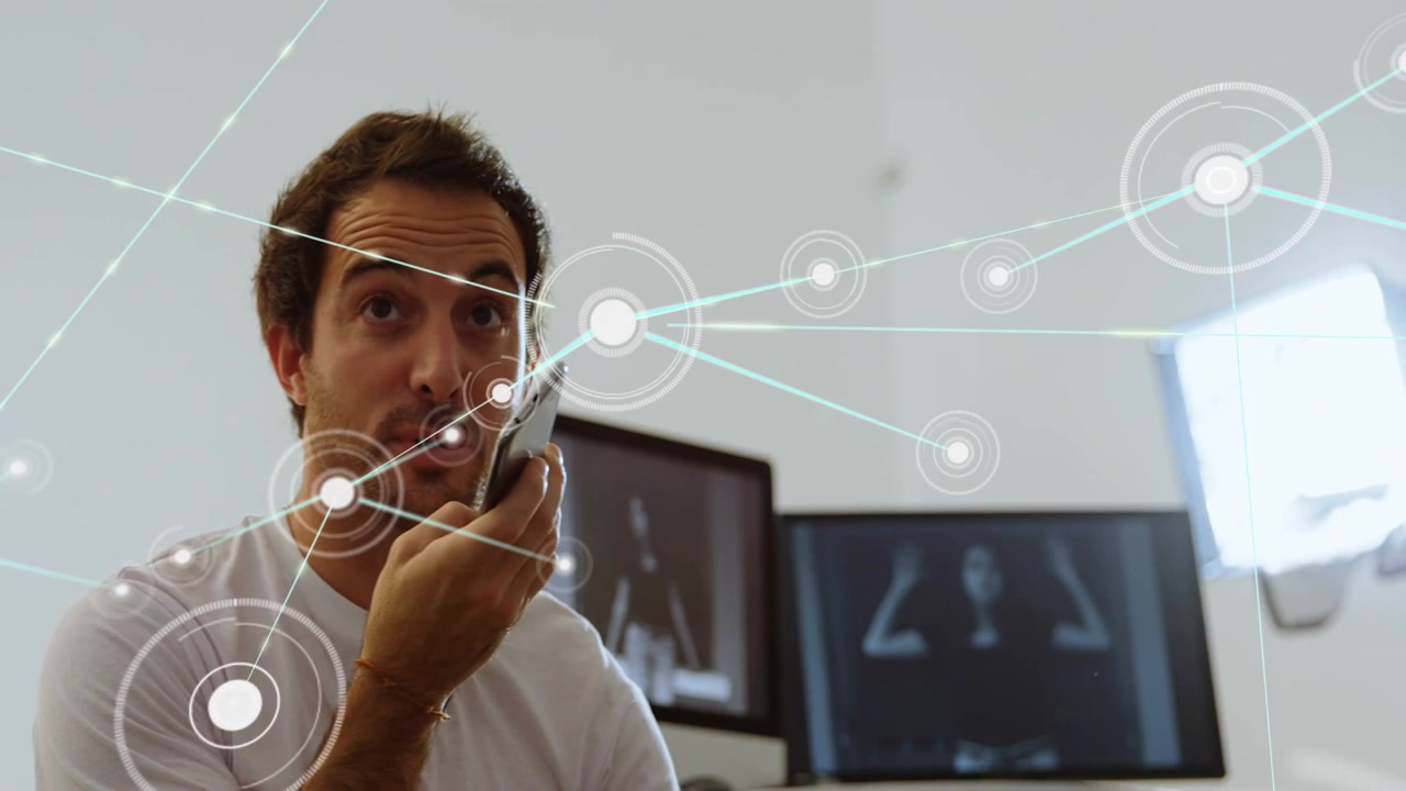Hombre levantando un smartphone y hablando, activando nodos HUD que se expanden por la pantalla mientras demuestra tecnología