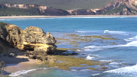 Vista-Al-Mar-En-Bells-Beach-Torquay-Victoria-South-Pacific-Con-Olas-Golpeando-La-Orilla-Y-Rocas