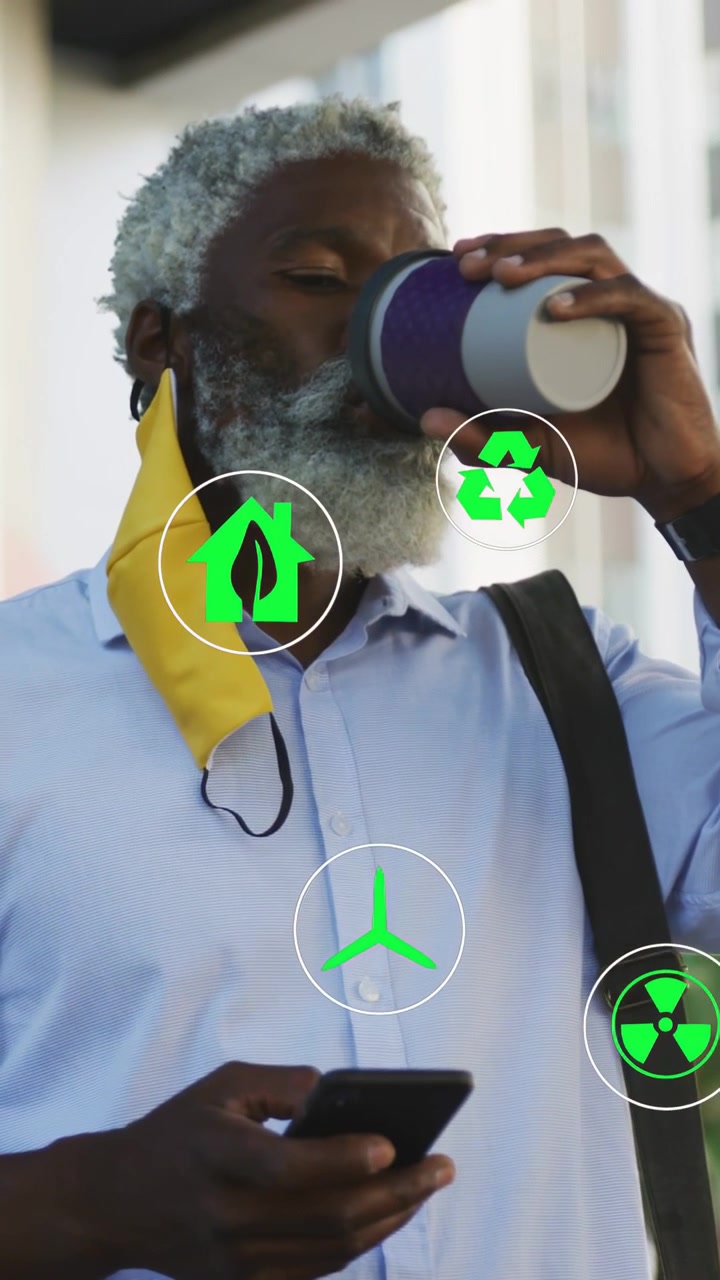 Video verticale: Uomo che sorseggia da una tazza mentre controlla un feed verde sul telefono, con icone scintillanti intorno a lui.
