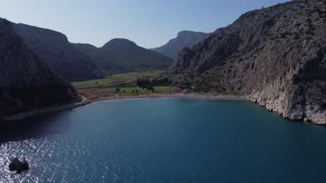 Vista-Aérea-Hacia-La-Bahía-Sobre-El-Mar