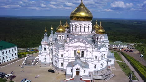 vista aérea de una catedral ortodoxa rusa y un monasterio