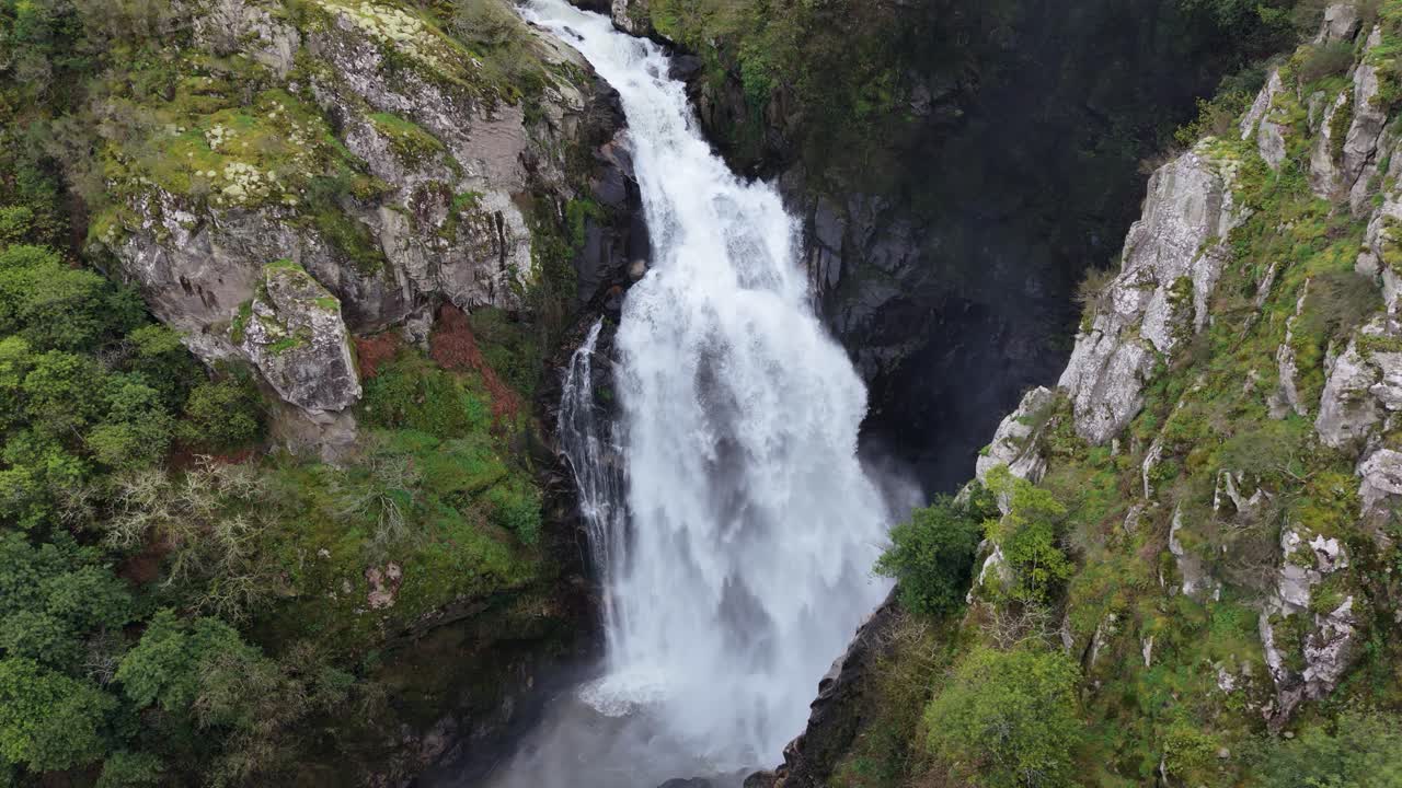 Scenografica Cascata Toxa a Quintás, Silleda, Spagna - Ripresa da drone