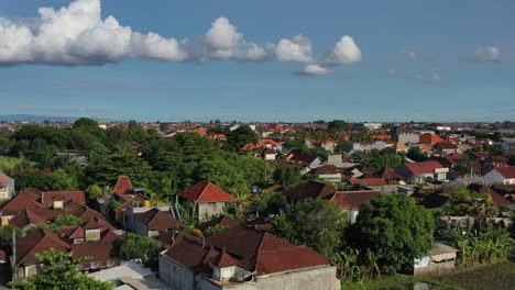Luftlandschaft-Eines-Wohngebiets-Mit-Orangefarbenen-Dächern-In-Bali,-Indonesien