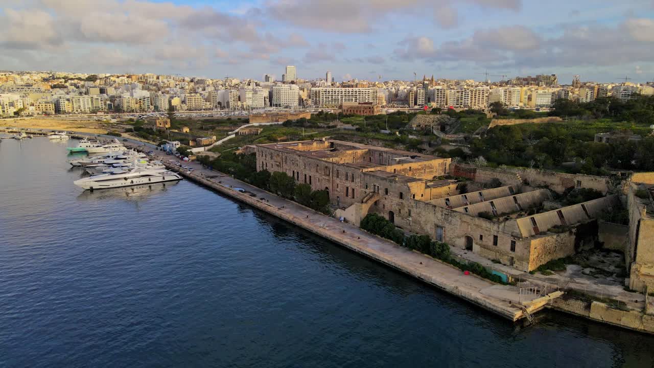 Vista aérea dos edifícios abandonados de Lazzaretto ao longo da orla marítima na Ilha Manoel, Malta