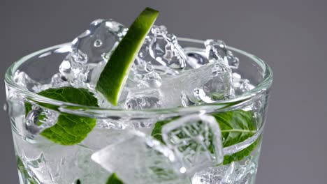 un refrescante cóctel de mojito