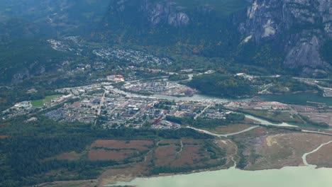 Vista-Aérea-De-La-Ciudad-De-Squamish-Y-El-Parque-Provincial-Stawamus-Chief-En-Vancouver,-Columbia-Británica,-Canadá