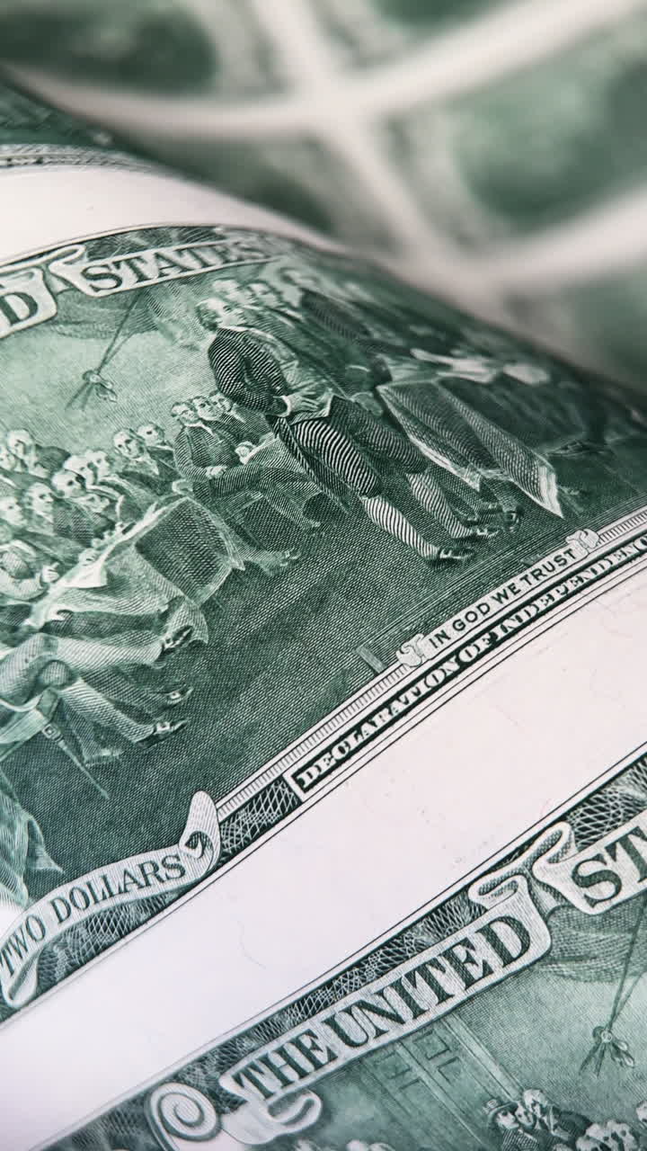 Immagine sfocata di un foglio di banconote da un dollaro non tagliate. Primo piano sulla stampa di due banconote da un dollaro. Video verticale