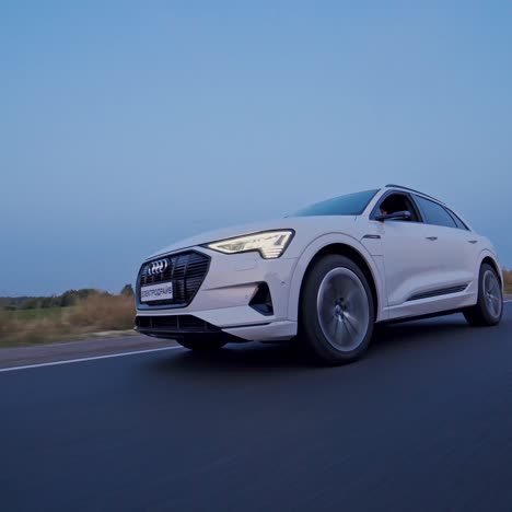 audi e tron profile view
