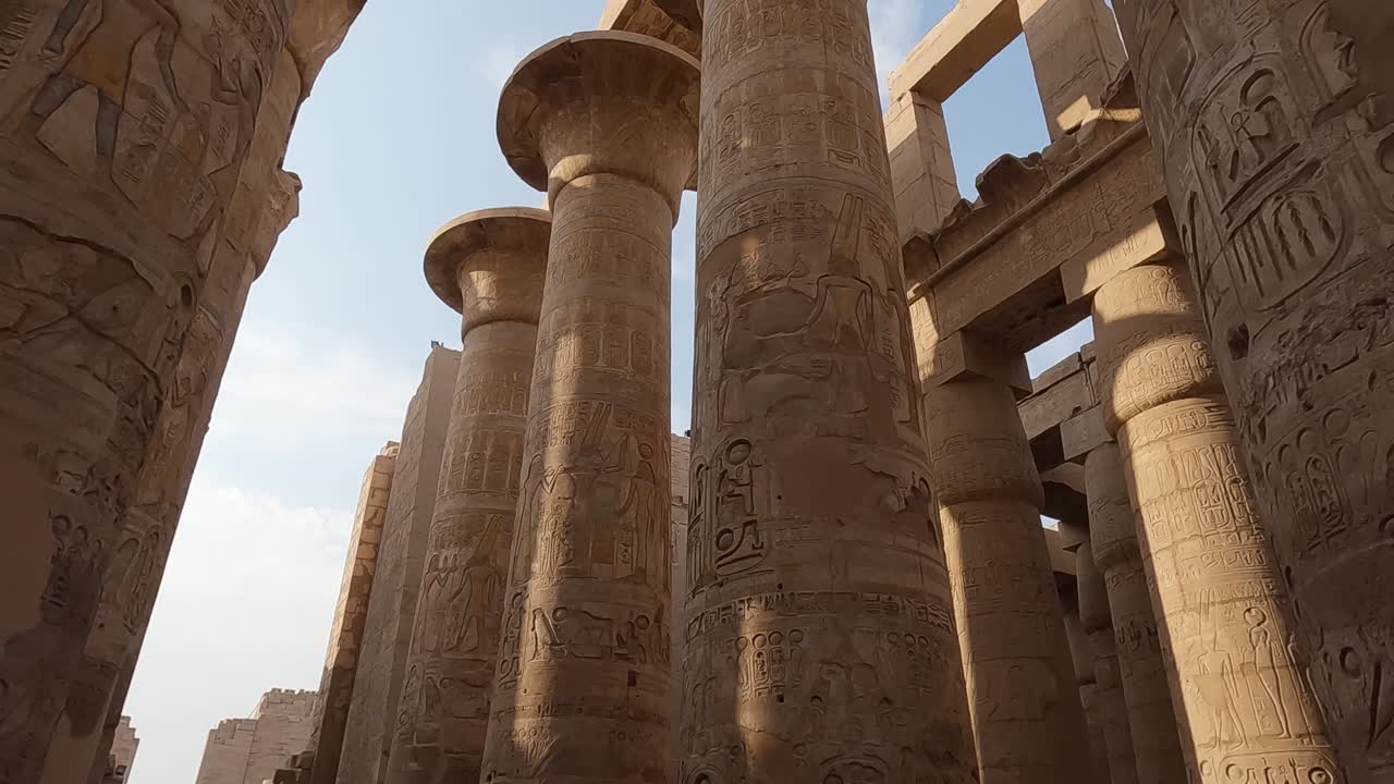 filas de columnas en la gran sala hipóstila del templo de karnak, jeroglíficos en los antiguos pilares egipcios