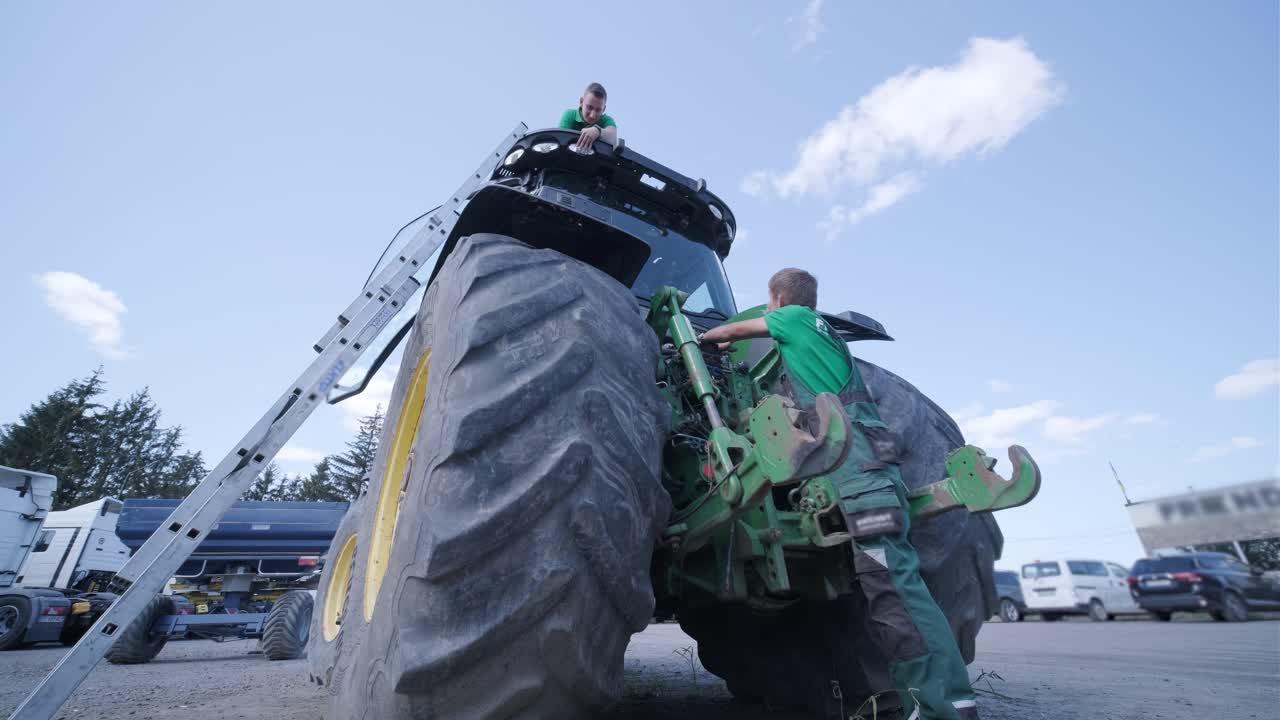 농부 기계 수리 트랙터, 개방 트랙터 후드, 엔진, 수리 농업 기술
