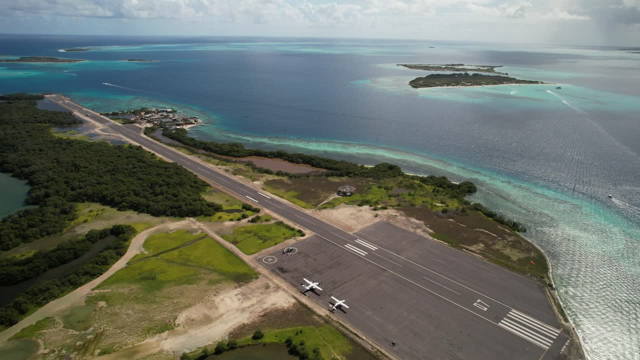 그란 로크 섬, 르키즈 바다, 활주로, 로스 로크스 의 자연, 공중 사진