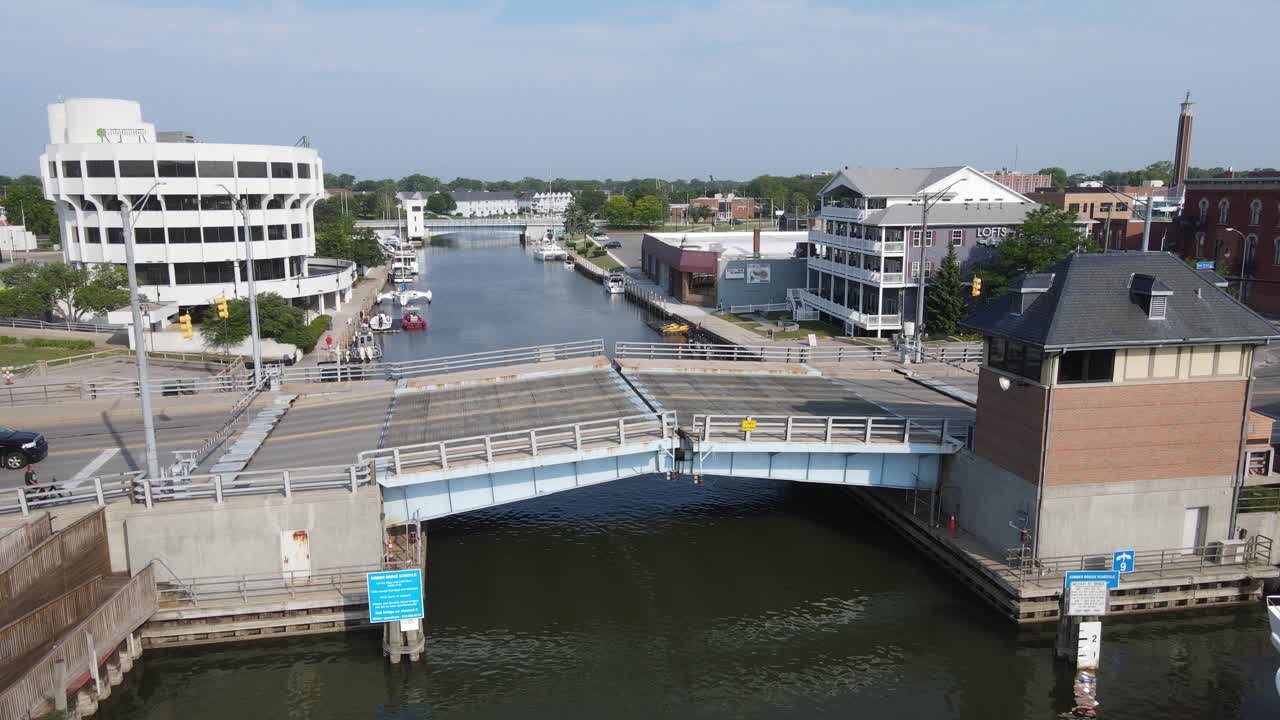 bajando el puente militar sobre el río negro, port huron, michigan, ee.uu.