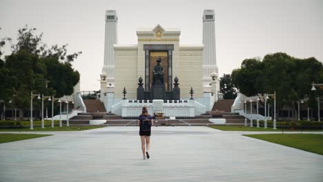 Señorita-Visitando-El-Monumento-Al-Rey-Rama-I-En-La-Universidad-De-Silpakorn-En-Bangkok,-Tailandia