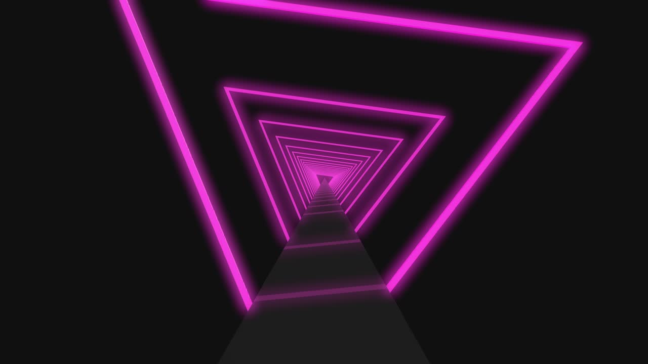 volare attraverso triangoli a neon rotanti luminosi creando un tunnel, spettro viola rosa rosso, luce ultravioletta fluorescente, illuminazione moderna a colori, animazione a loop 4k
