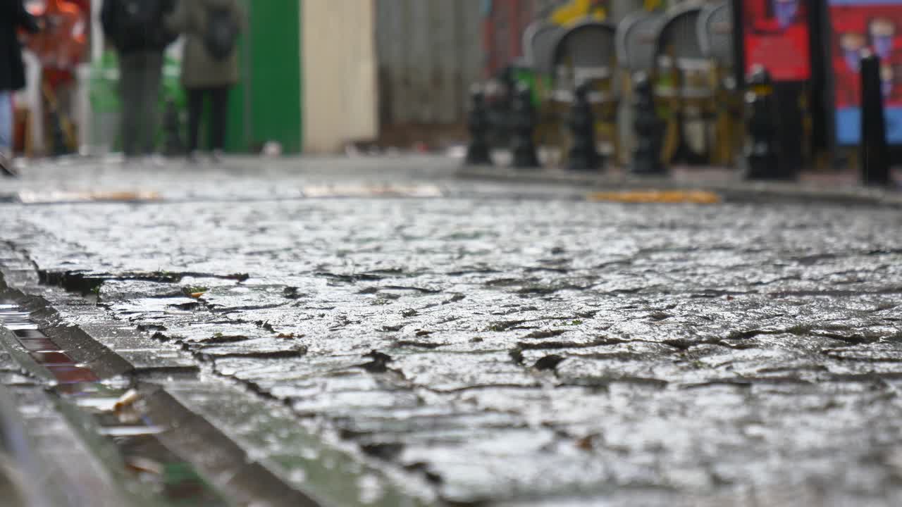 은 자갈로 된 거리 장면