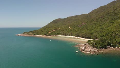 Vista-Aérea-De-Una-Playa-Y-Una-Ladera-En-El-Distrito-De-Ko-Phangan,-Surat-Thai,-Tailandia