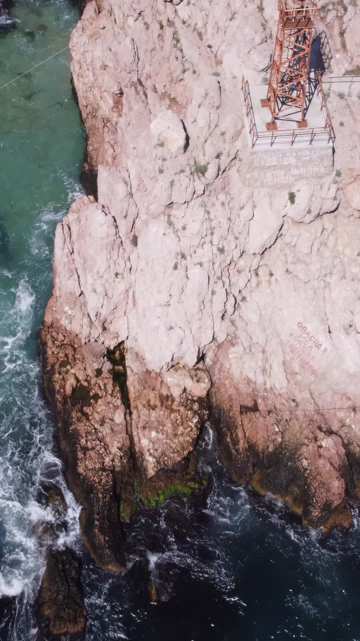 Rocce costiere con un faro