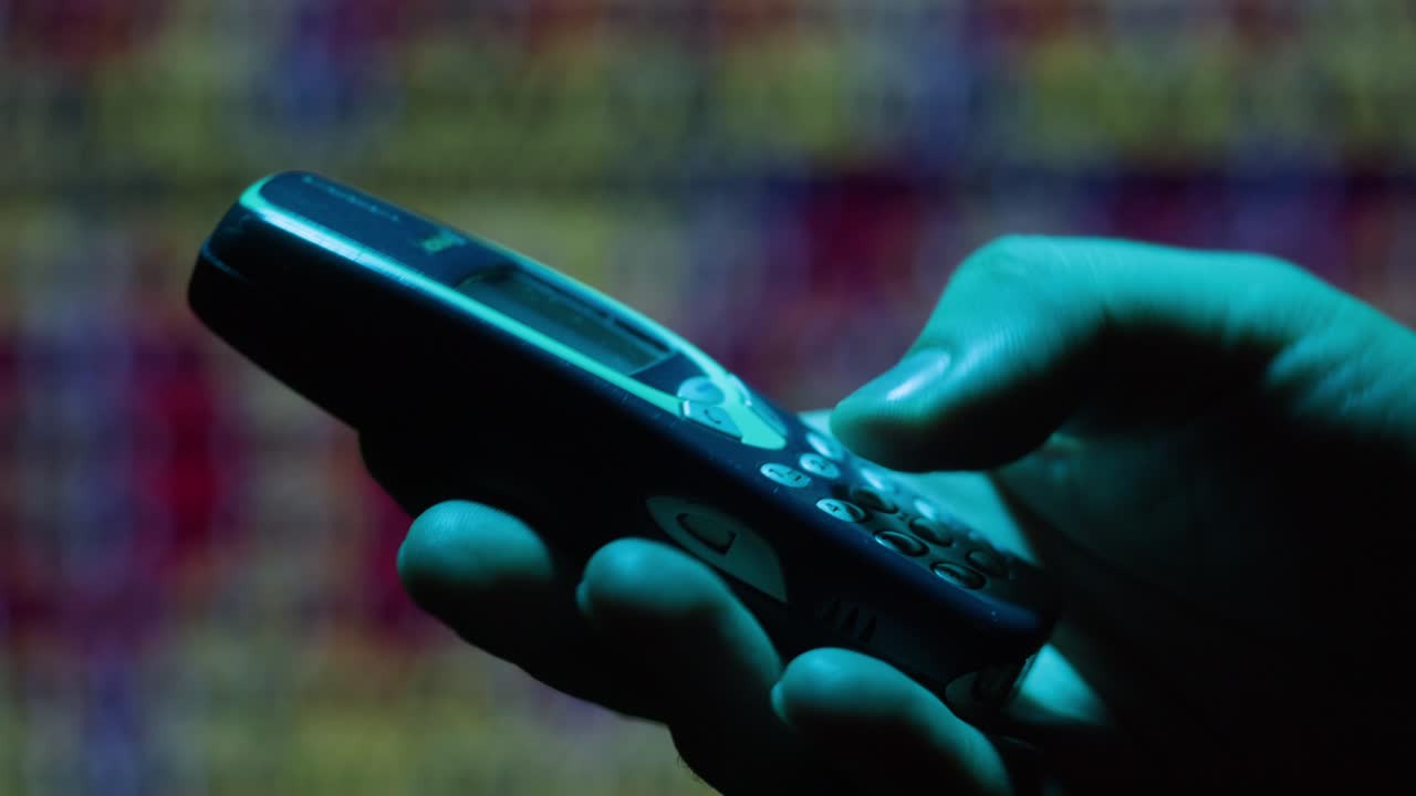 오래된 노키아 드폰을 들고 있는 손