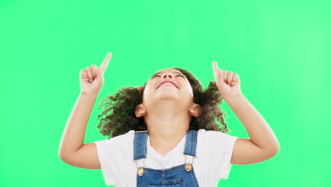maqueta, pantalla verde y niño apuntando hacia arriba