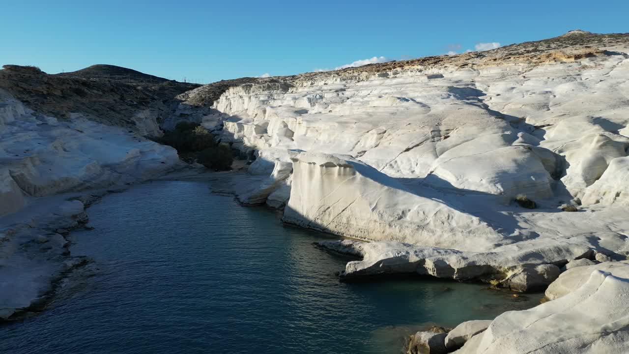 Huler og klippeformationer på Milos Island i Grækenland – droneoptagelse