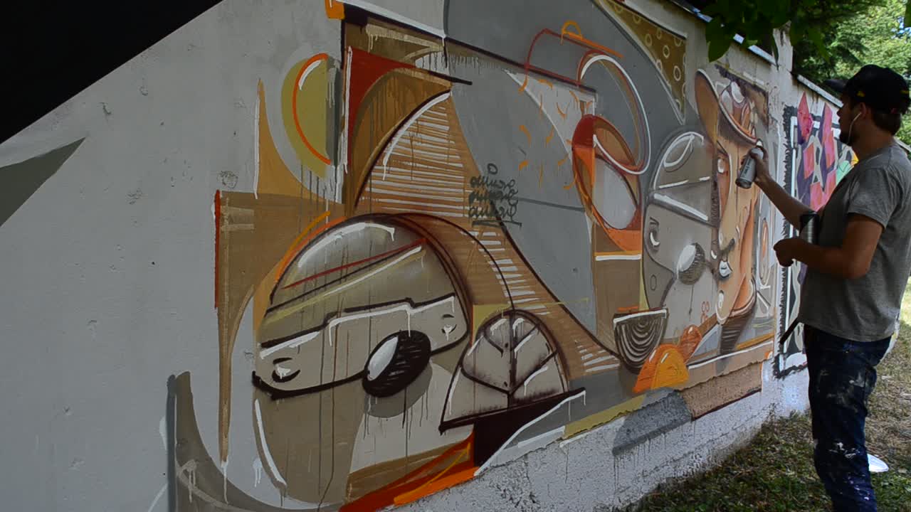 Kunstneren tegner graffiti, bilde av personen med en pipe