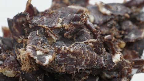 Teller-Mit-Südafrikanischem-Biltong,-Einem-Getrockneten-Fleisch,-Das-In-Kleine-Stücke-In-Snackgröße-Geschnitten-Wird