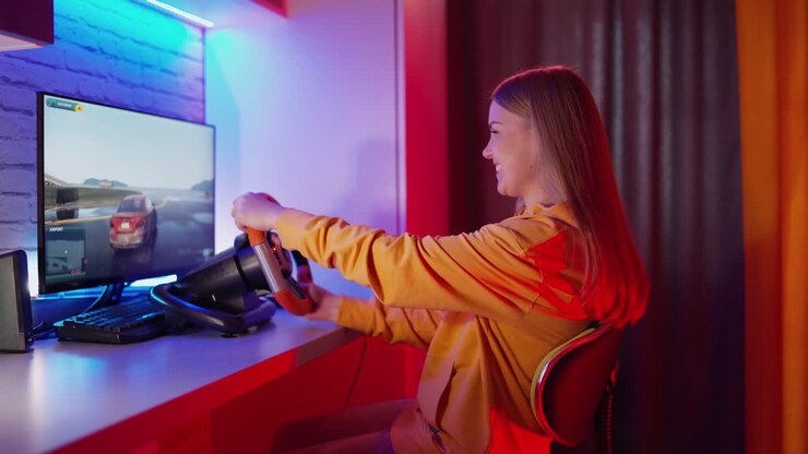 Donna che gioca a un gioco di corse. Donna che si diverte guidando su un simulatore di corse automobilistiche.
