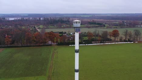 Antigua-Torre-Turística-De-Bomberos-En-El-Paisaje-Rural,-Vista-Aérea-De-Drones