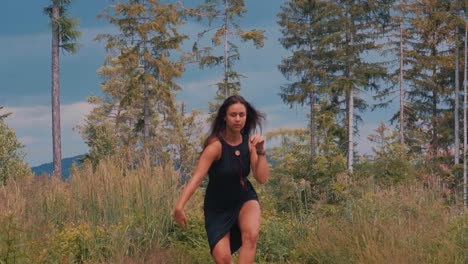 Cámara-Lenta-De-La-Danza-Sensual-De-Una-Joven-Mujer-Sexy-Vestida-De-Negro-El-Día-De-Verano-En-Un-Paisaje-De-Campo-Verde