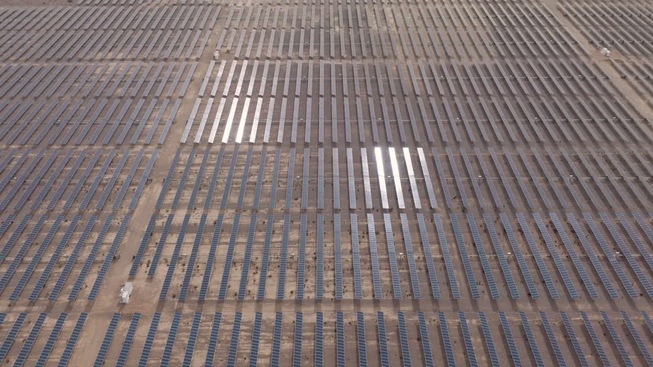 paneles solares en una granja solar del desierto, panorama aéreo