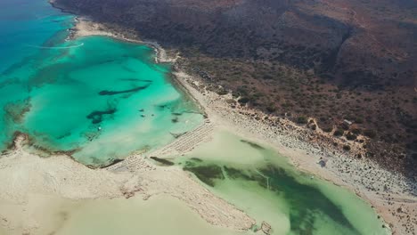 vista de arriba hacia abajo icónica playa de balos y laguna con agua turquesa clara, isla de creta