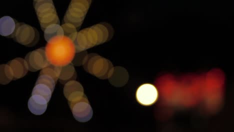 luces de carnaval borrosas y coloridas de atracciones y atracciones