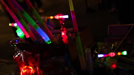 palos brillantes y juguetes en la noche