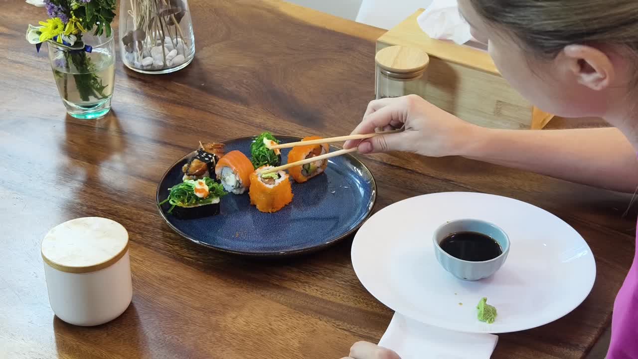 수시를 먹는 여자