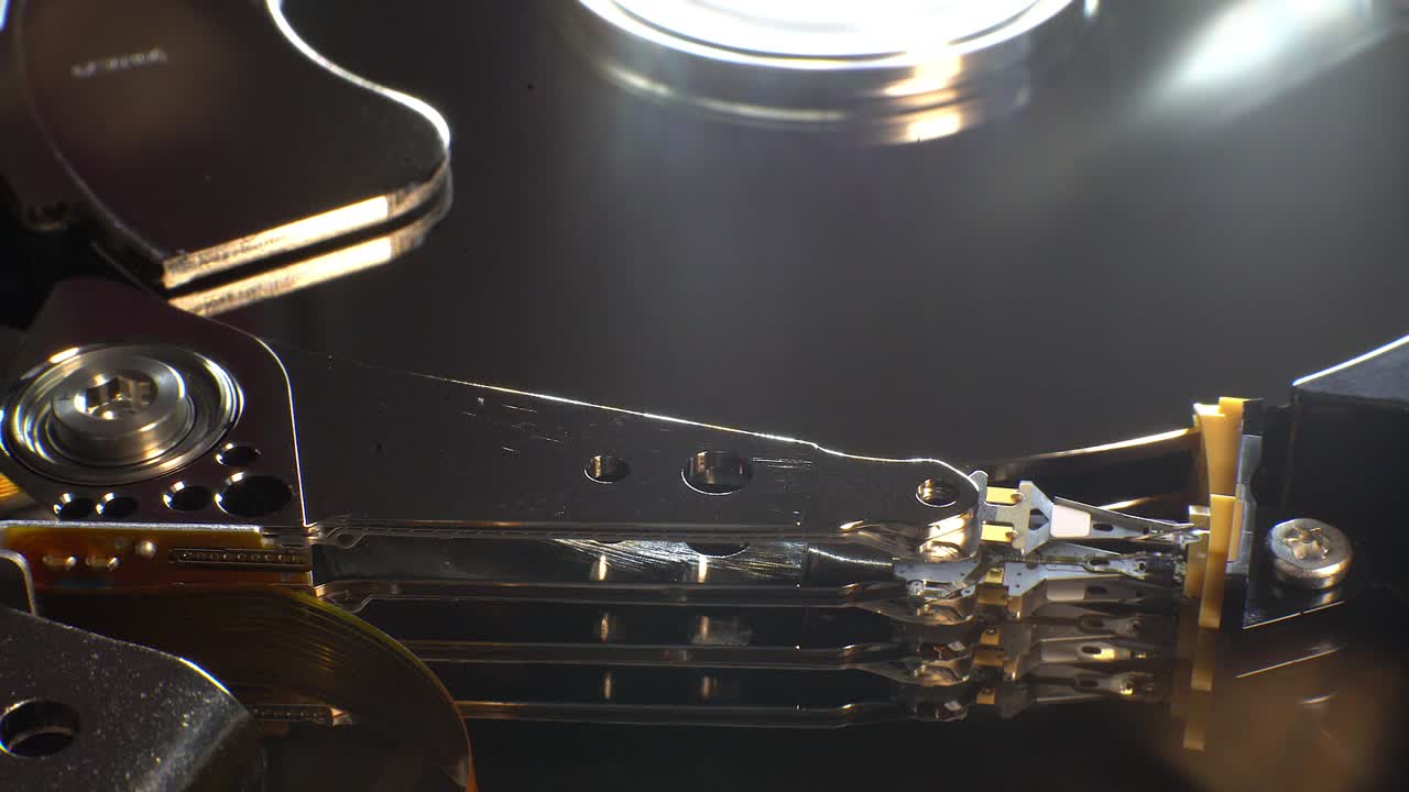 손상된 하드 디스크를 수리하기 위해 기술 작업실에서 수행 된 테스트