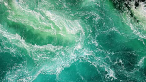 las olas azules de agua del río y el mar se encuentran durante la marea alta y la marea baja.