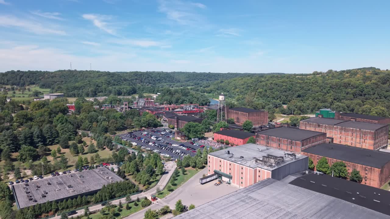 Buffalo Trace Whisky Distillery, ampia veduta aerea sugli edifici industriali in Kentucky lungo il percorso del bourbon