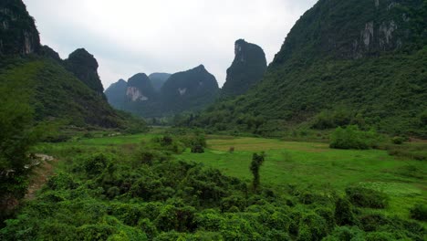 Karstic-mountains-view-and-landscape-of-Yangshuo,-China