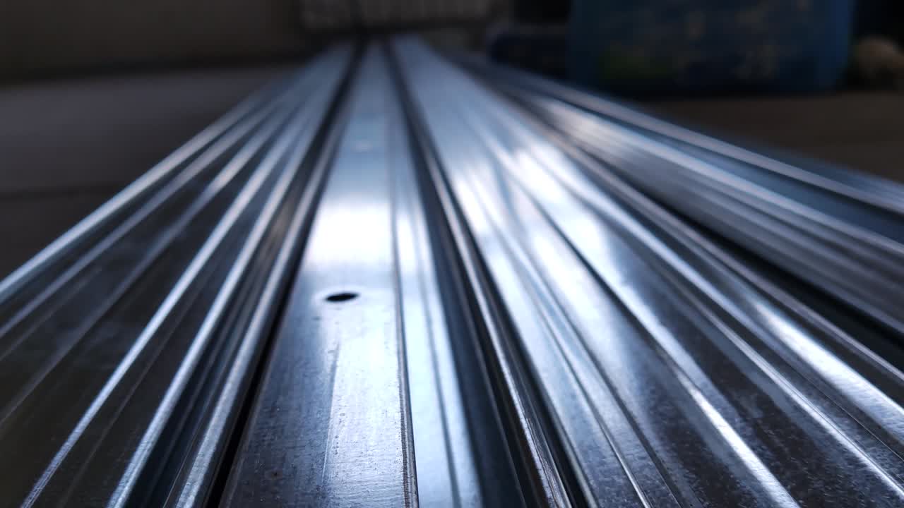 금속 프로파일: 창고에 있는 스테인리스 스 파이프의 어리, 굴착 된 금속 제품, 경제 금속 목록 가격 지수, 금융 위기, 벽 건물 부품