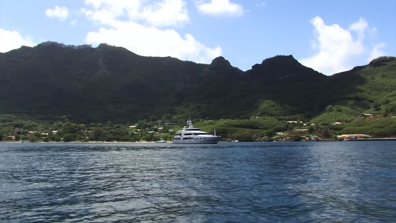 pequeño yate en la bahía de taiohae, nuku hiva, islas marquesas, polinesia francesa
