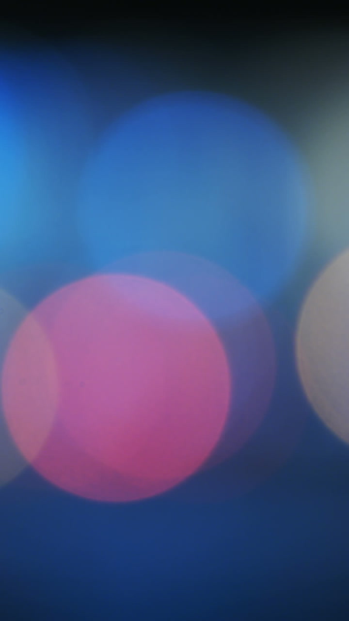 밤에 교통체증이 생기고 초점이 흐려져 있습니다.