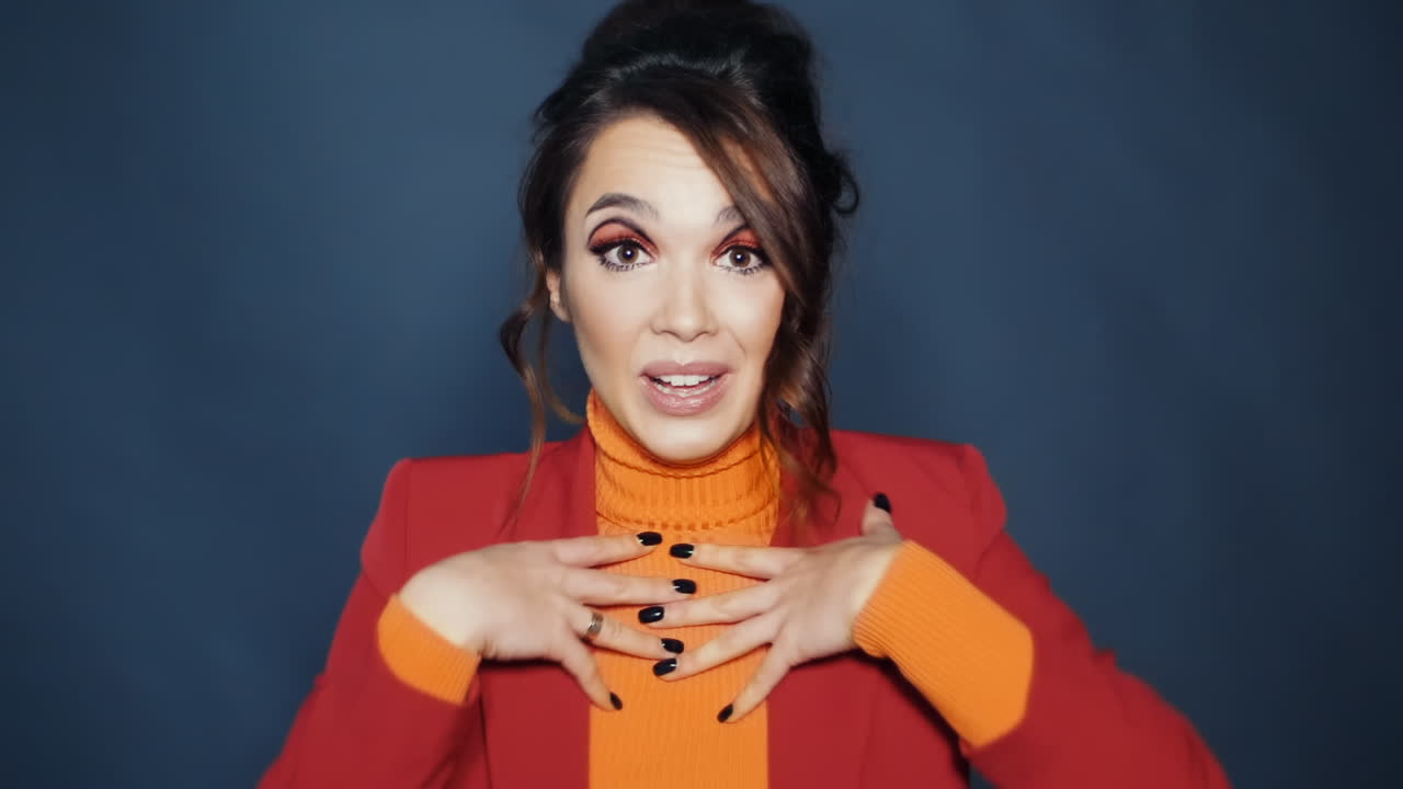 chica atractiva gesticulando activamente con las manos explicando el punto de vista