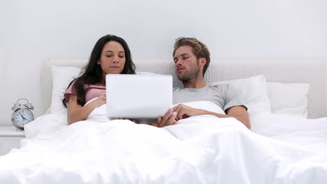 pareja usando el portátil juntos