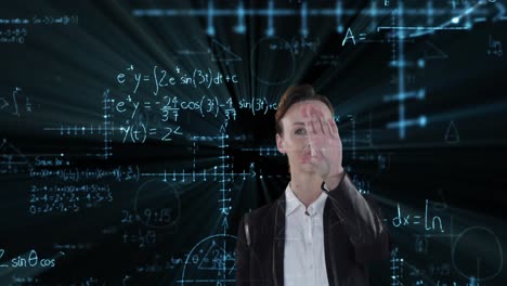 animación de una mujer caucásica tocando la pantalla con fórmulas matemáticas en la pizarra flotando en f