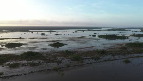 Luftaufnahme-Des-Ufers-Der-Lagune-Von-Bacalar-In-Der-Abenddämmerung,-Quintana-Roo,-Mexiko