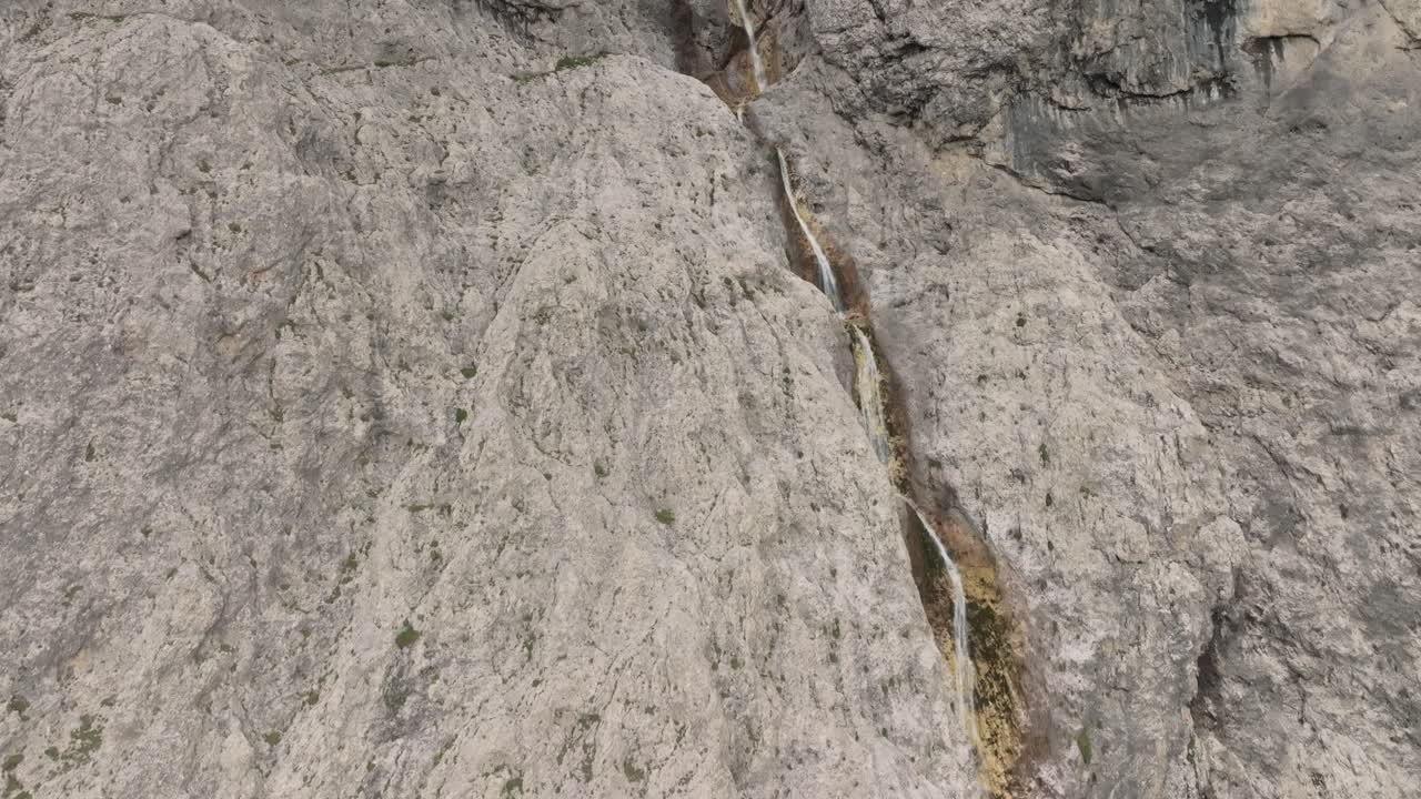 vista aérea cinematográfica de la cascada de murfreit cerca de paso gardena