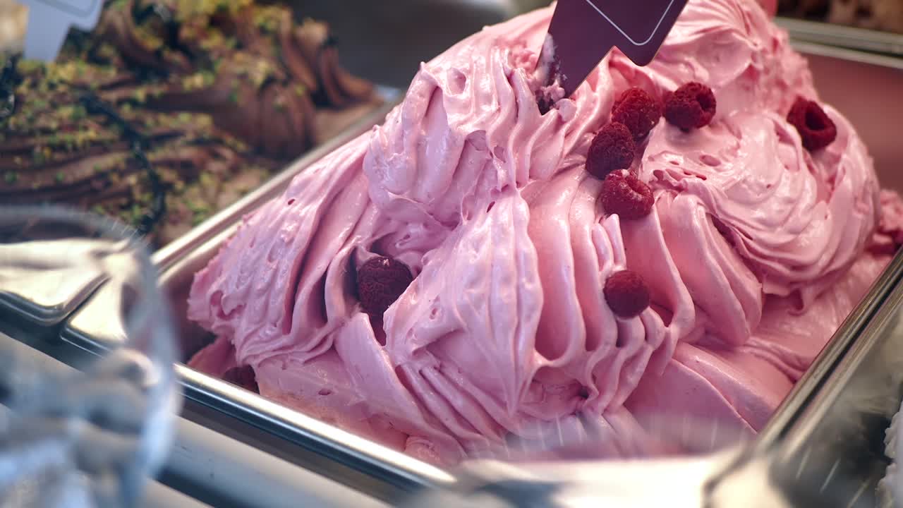 exhibición de helado de frambuesa rosa