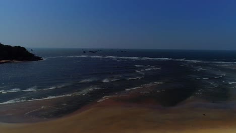 Imágenes-De-Drones-Que-Avanzan-Hacia-El-Mar-Y-Las-Colinas-Tocando-Las-Olas,-Filmadas-En-El-Sur-De-Goa,-India