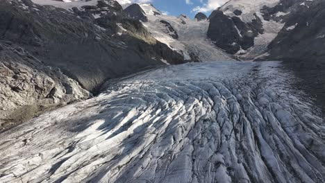 vista aérea sobre el majestuoso glaciar morteratsch en el valle de morteratsch, cerca de pontresina, en el cantón de graubünden