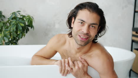 hombre relajándose en una bañera